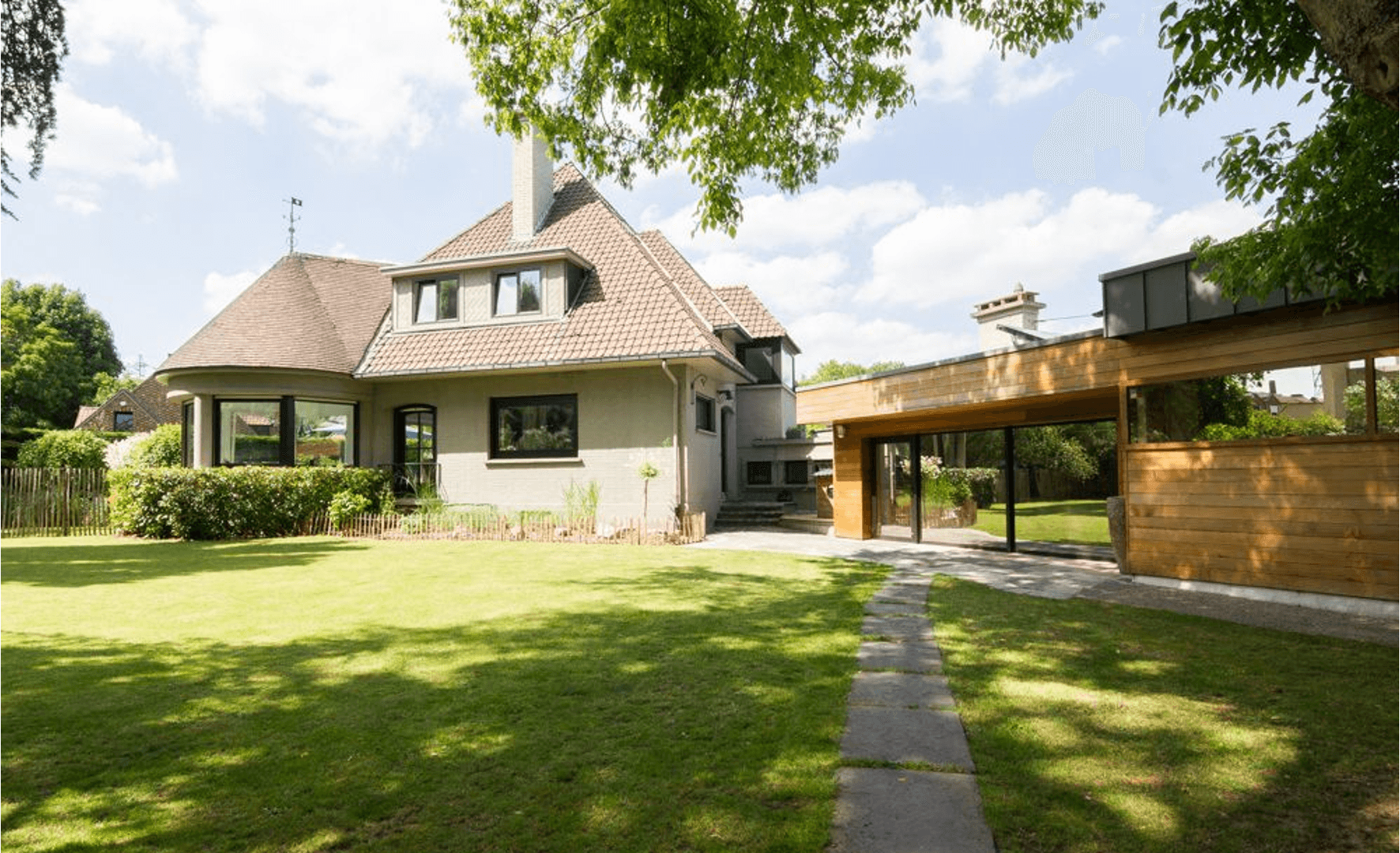 La Villa Wasqualienne - Vue extérieure et intérieure de la villa avec jardin et piscine à Wasquehal